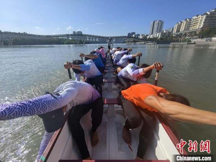 海南多民族小伙同舟共济备战少数民族传统体育