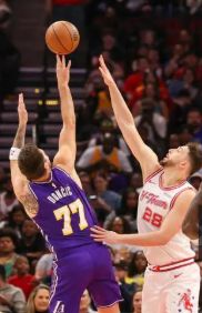 湖人两胜火箭暴露战术短板 勒布朗老辣化解进攻