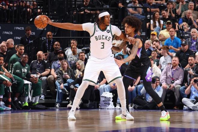 爵士新星贝利狂砍33分率队大胜雄鹿终结四连败