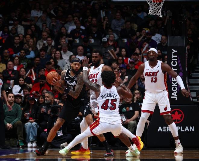 猛龙双星闪耀横扫热火，英格拉姆创队史得分纪