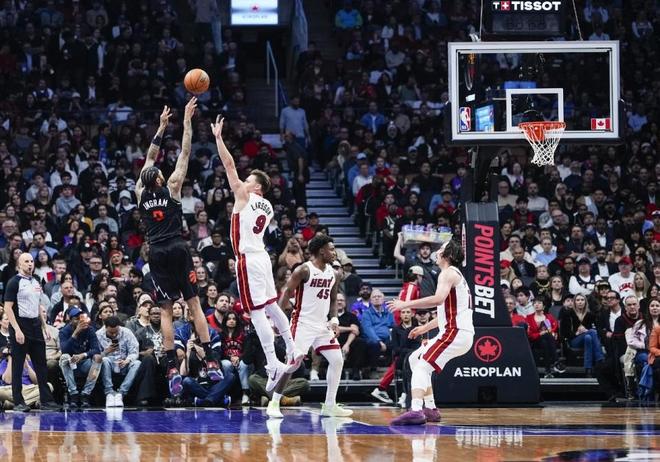 猛龙双星闪耀横扫热火，英格拉姆创队史得分纪