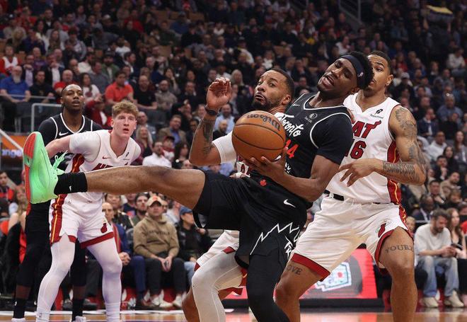 猛龙双星闪耀横扫热火，英格拉姆创队史得分纪